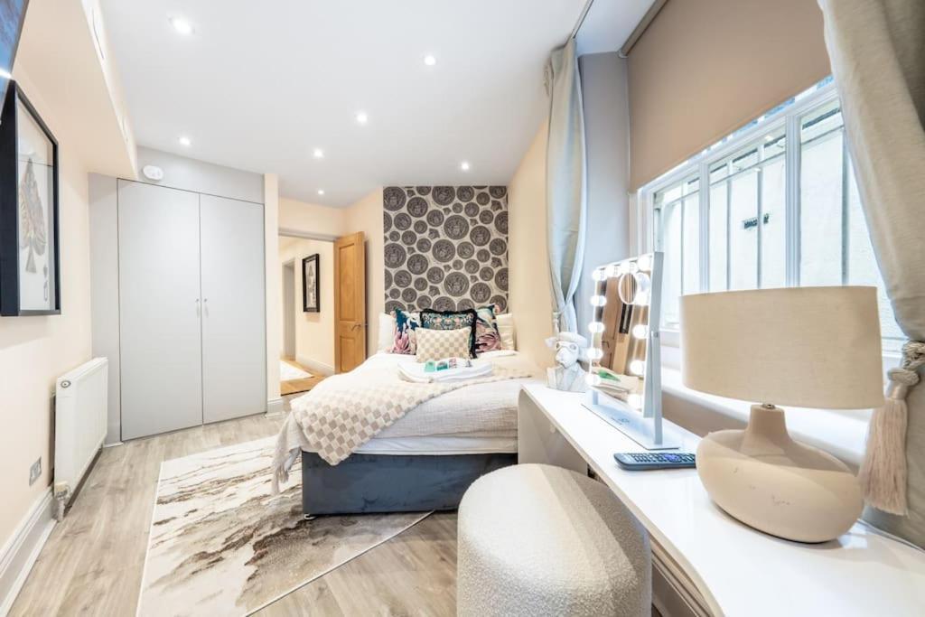 Apartament 2 Bed / 2 Bath Versace In Knightsbridge