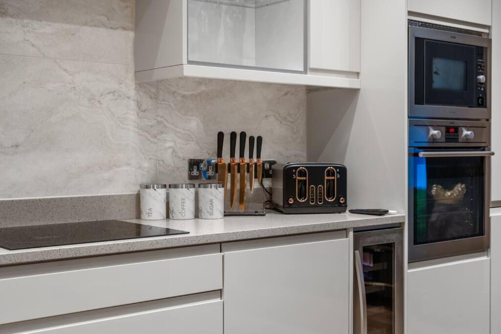 Apartament 2 Bed / 2 Bath Versace In Knightsbridge Londra