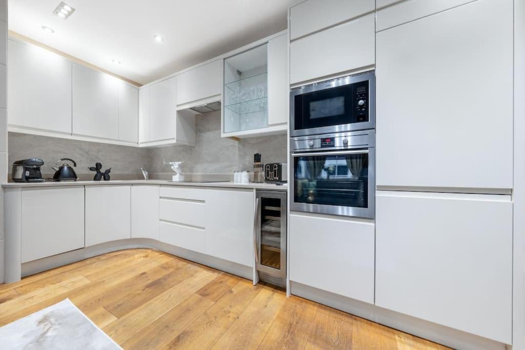 Apartament 2 Bed / 2 Bath Versace In Knightsbridge